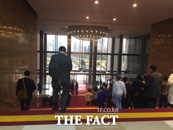 국회 예산결산특별위원회가 6일로 예정했던 비경제부처 부별 심사 전체회의를 끝내 하지 않겠다고 결정한 오후 3시 45분께 정부 부처 관계자들(왼쪽)이 회의장에서 나와 발걸음을 돌리고 있다. 이날 수십 명의 부처 관계자들이 하루종일 예결위 개의를 기다리다 성과 없이 돌아갔다. 오른 쪽은 단체 국회 참관객. /박숙현 기자