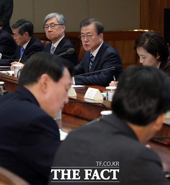 문재인 대통령이 8일 청와대 본관 집현실에서 열린 공정사회를 향한 반부패정책협의회에 참석해 윤석열 검찰총장을 바라보며 모두발언을 하고 있다. /뉴시스