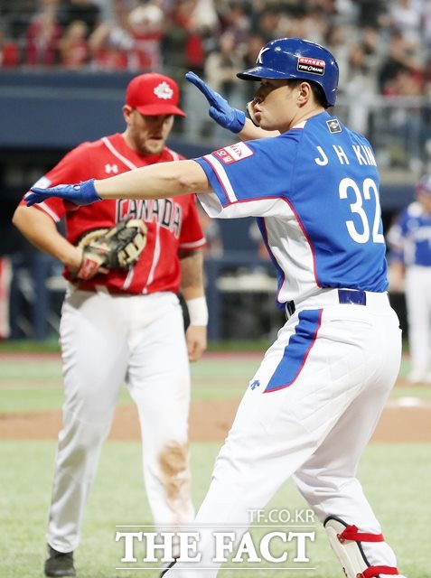 한국이 8일 쿠바와 '2019 WBSC 프리미어 12' 서울 라운드 C조 최종전을 치르지 않고도 슈퍼라운드 진출을 확정했다. 사진은 2차전 6회 초 2사 만루에서 2타점 우전 안타를 친 후 기뻐하는 김재환./고척 스카이돔=뉴시스