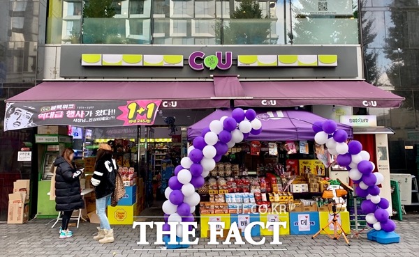 11월 11일 빼빼로데이를 맞아 서울 시내 주요 편의점들마다 매대를 세우고 행사 상품을 판매하고 있다. /이민주 기자