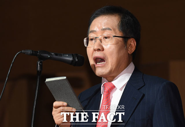 홍준표 전 자유한국당 대표는 황 대표의 통합 의지를 놓고 "노련한 유승민이 정치초년생을 데리고 즐기는 형국"이라며 힐난했다. /이새롬 기자