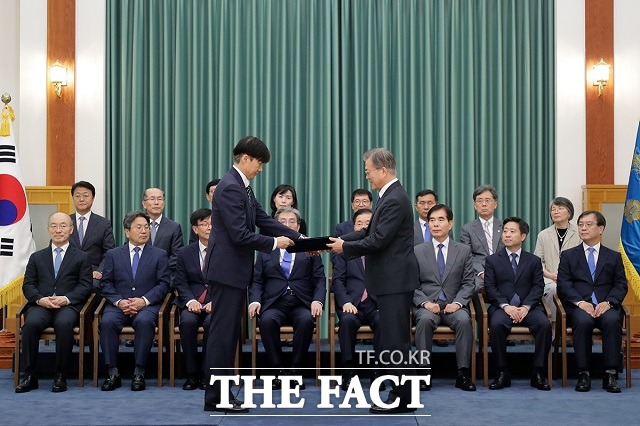 연말 또는 연초 개각이 예상되는 가운데 청와대는 지난 10일 후보자에 대한 검증을 강화하고 탕평 인사에 신경을 쓰겠다는 방침이다. 지난 9월 조국 전 법무부 장관에게 임명장을 수여하는 문 대통령. /청와대 제공