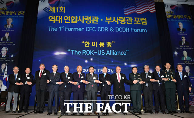 13일 제1회 역대 연합사령관부사령관 포럼이 열린 서울 중구 밀레니엄힐튼 서울 호텔 그랜드볼룸에서 정경두 국방부장관, 박한기 합참의장, 정승조 한미동맹재단 회장, 월터 샤프 주한미군전우회장 등 참석자들이 기념촬영을 하고 있다. /뉴시스