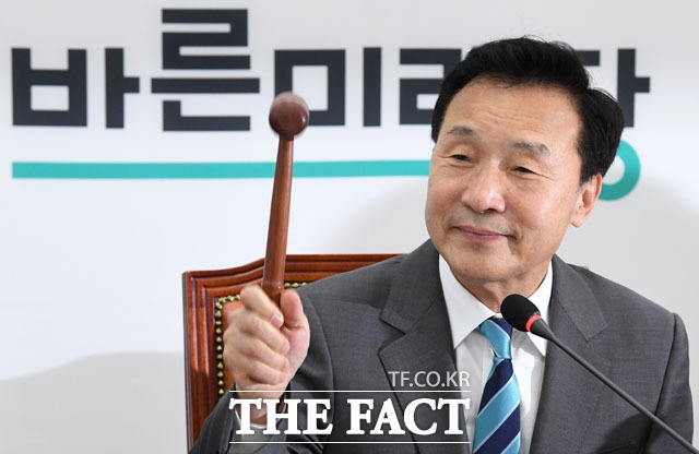 손 대표는 변혁의 탈당 이후 사퇴 의사를 밝혔다. 지난 8월 최고위원회의에 참석한 손 대표. /남윤호 기자