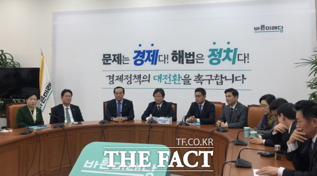 변혁은 신당추진기획단 위원을 발표하고 대표를 오신환 원내대표로 추대해 본격적인 창당 준비에 나서고 있다. 지난 7일 열린 변혁 비상회의. /문혜현 기자