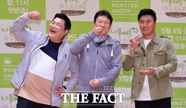 김응수는 "배우가 아니면 느끼지 못하는 행복을 요즘 느낀다"고 말했다. 사진은 김응수(가운데)가 개그맨 김준현, 안정환과 함께 KBS 2TV 예능 '나물 캐는 아저씨' 제작발표회 당시 포토타임을 갖고 있다. /더팩트 DB