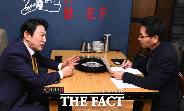 "젊은 사람들은 장황한 설명을 싫어합니다." 김응수는 "힘과 배경으로 반칙을 일삼는 비뚤어진 세상 사람들에 대한 실망과 반발이 곧 곽철용을 좋아하는 이유"라고 말했다. 인터뷰는 지난 주말 서울 송파구에 위치한 한 식당에서 1시간 남짓 진행됐다. /이동률 기자
