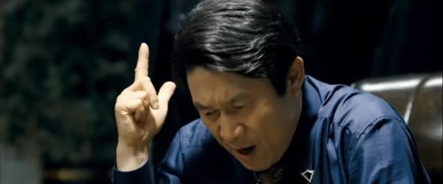 "묻고 떠블로 가!" 김응수는 "우연일지라도 13년 전 뿌려놓은 씨앗이 만개했다는 보람을 느낀다"면서 '타짜' 속 인물 곽철용의 인기에 대해서는 "요즘의 현실 상황과 비교돼 반전 재미가 있기 때문"이라고 했다. /영화 '타짜' 스틸