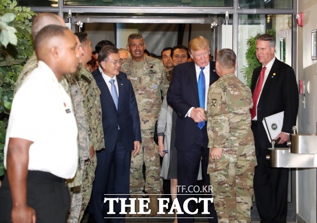 전문가들은 현실적으로 미국이 바라는 금액이 2조원이라고 전했다. 그러면서 현재로선 협상 타결이 어렵기 때문에 초강수를 두고 있다고 분석했다. 문재인 대통령과 트럼프 미국 대통령이 지난 6월 경기도 평택 캠프 험프리에서 병사들과 인사를 나누고 있다. /청와대 제공