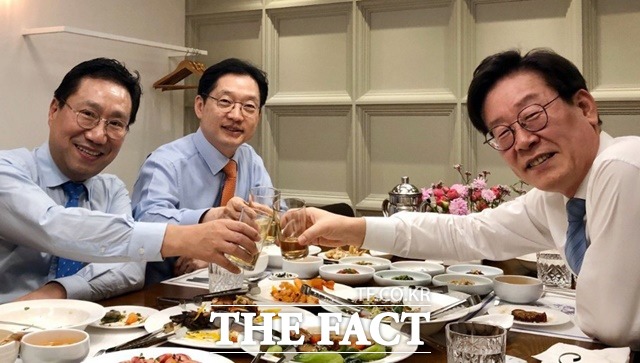 양 원장의 최근 친이 행보는 다음 달 이 지사의 대법원 판결을 앞두고 당내 지지층을 사전 봉합하려는 시도라는 분석이 나온다. 지난달 28일 경기도 수원시 모처에서 회동한 양 원장, 김경수 경남지사, 이 지사. /민주연구원 제공