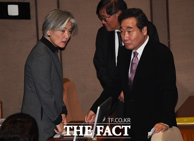 여당에서는 강경화 외교부 장관 등 문정부 출신 대중 인지도가 높은 인물에 대한 총선 차출론이 나오고 있다. 지난달 국회 본회의에 참석해 대화하고 있는 강경화 외교부장관(왼쪽)과 이낙연 국무총리 /배정한 기자