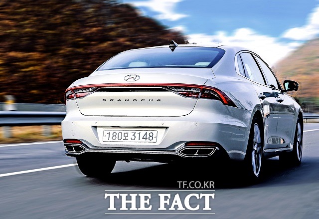 '그랜저'의 전통 디자인으로 여겨져 왔던 좌우 리어램프와 연결되는 커넥티드 타입 라이트 디자인의 경우 리어램프가 기존 모델 대비 더 얇고 길어졌다. /현대차 제공