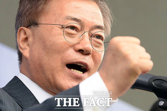 문재인 대통령이 25∼27일 부산에서 열리는 '한·아세안 특별정상회의' 및 '제1차 한·메콩 정상회의' 참석을 위해 24일 부산으로 향한다. /더팩트 DB