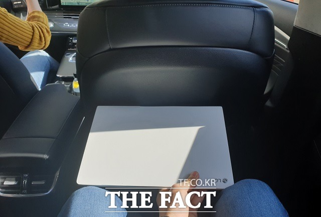 '더 뉴 그랜저'의 경우 신장 163cm인 성인 여성이 다리를 뻗을 만큼의 편안한 자세로 좌석 세팅을 한 상태로 신장 180cm인 성인 남자가 뒷좌석에 앉았을 때 노트북이 들어갈 정도의 무릎 공간이 확보된다. /서재근 기자