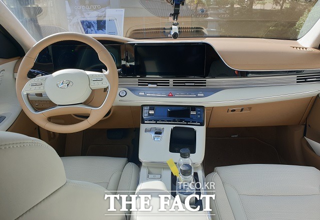 '더 뉴 그랜저'의 실내 디자인은 12.3인치 센터 디스플레이와 12.3인치 풀 칼라 TFT LCD 클러스터, 계기판과 내비게이션이 경계가 없는 심리스 형태의 디자인과 전자식 변속버튼 등 차별적 요소가 더해지면서 현대적인 느낌을 더 살렸다. /서재근 기자