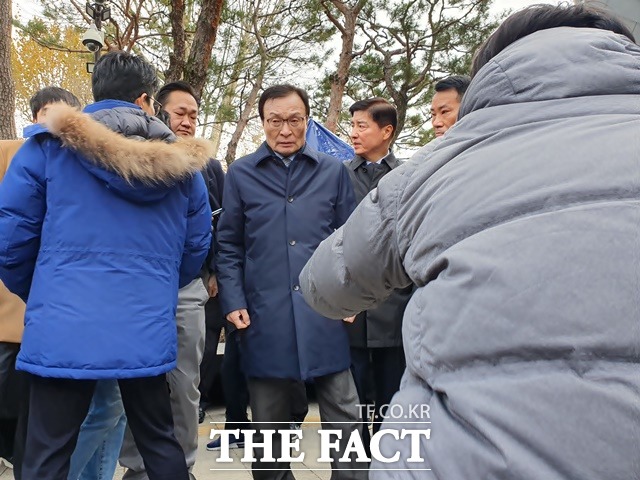 이해찬 더불어민주당 대표가 25일 오전 서울 종로구 효자동 청와대 사랑채 앞에서 6일째 단식 농성 중인 황교안 자유한국당 대표를 만나 대화를 나누고 나오고 있다. /효자동=허주열 기자