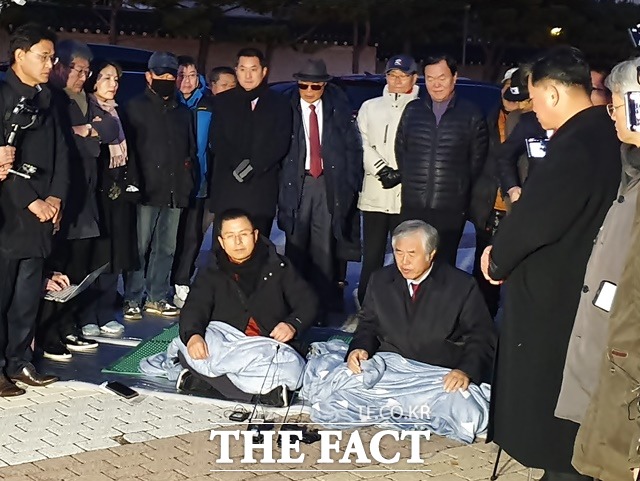 지난 20일 청와대 분수대 앞 광장에서 단식 투쟁을 시작한 황교안 한국당 대표가 전광훈 한기총 목사와 앉아 대화를 나누고 있다. /허주열 기자