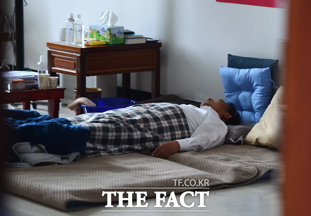 지난 2016년 9월 당시 이정현 새누리당(현 자유한국당) 대표가 김재수 농림부 장관 해임건의안 통과에 반발해 정세균 국회의장의 사퇴를 요구하면서 국회 당대표실에서 단식 투쟁을 하는 모습. 이 대표의 단식은 7일 만에 종료됐다. /더팩트 DB