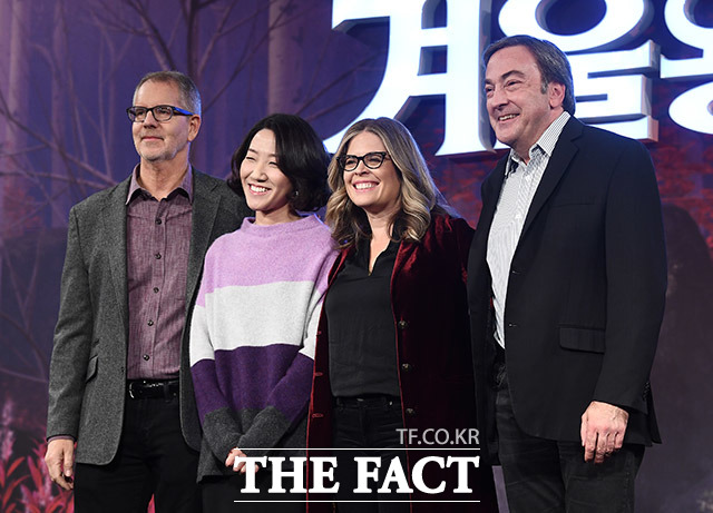 크리스 벅 감독과 이현민 슈퍼바이저, 제니퍼 리 감독, 피터 델 베초 프로듀서(왼쪽부터)가 25일 오전 서울 종로구 포시즌스 호텔에서 열린 영화 '겨울왕국2' 제작진 내한 기자간담회에 참석해 포즈를 취하고 있다. /이동률 기자