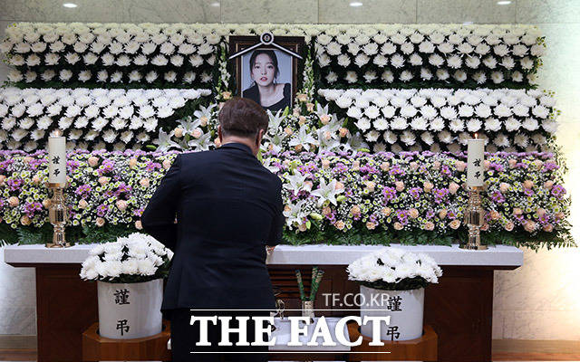 어제 숨진 채로 발견된 가수 고 구하라의 일반 빈소가 마련된 서울 강남 성모병원 장례식장에서 25일 관계자가 조문객을 받을 준비를 하고 있다./사진공동취재단