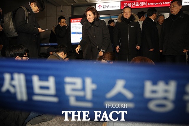 나경원 원내대표는 황 대표가 병원으로 이송된 후 병원을 찾아 정부를 향해 "비정한 정권"이라며 목소리를 높였다. /자유한국당 제공