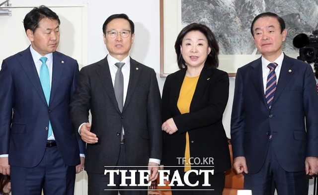 지난 4월 패스트트랙 법안을 주도했던 각 당의 전 원내대표들이 다시 협상 테이블을 가동했다. 이날 회의에선 유성엽 대안신당 창당준비위원장이 '전국단위 복합연동형 비례대표제'도 다시 꺼내들었다. 지난 1월 31일 선거법 개정 논의를 위해 회동한 여야 원내대표 및 국회 정개특위원장. 왼쪽부터 김관영 바른미래당, 홍영표 더불어민주당 원내대표, 심상정 정치개혁특별위원회 위원장, 장병완 민주평화당 원내대표. /뉴시스