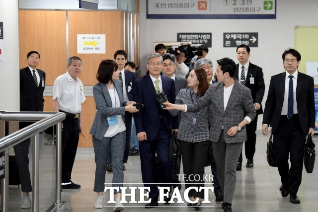 사법행정권을 남용한 혐의로 불구속 기소된 고영한 전 대법관이 지난 4월 29일 오전 서울 서초구 서울중앙지방법원에서 열린 1차 공판에 출석하고 있다. /이선화 기자