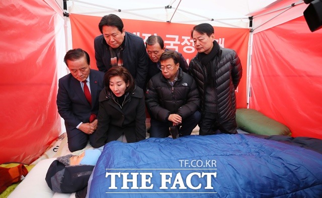 단식 8일 차를 맞은 자유한국당 황교안 대표가 27일 서울 종로구 효자동 청와대 사랑채 앞 천막에서 나경원 원내대표 등 소속 의원들을 만나고 있다. /뉴시스