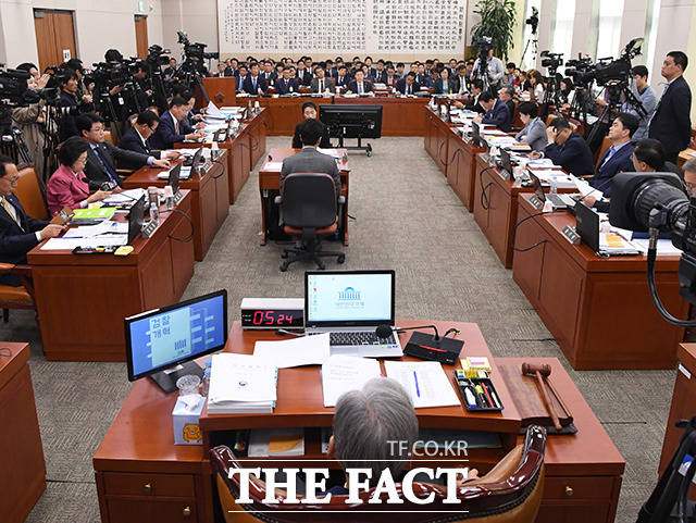 29일 '데이터3법'인 개인정보보호법·신용정보법이 국회 법사위원회를 통과하지 못했다. 지난 10월 열린 국회 법사위원회 전체회의. /국회=배정한 기자