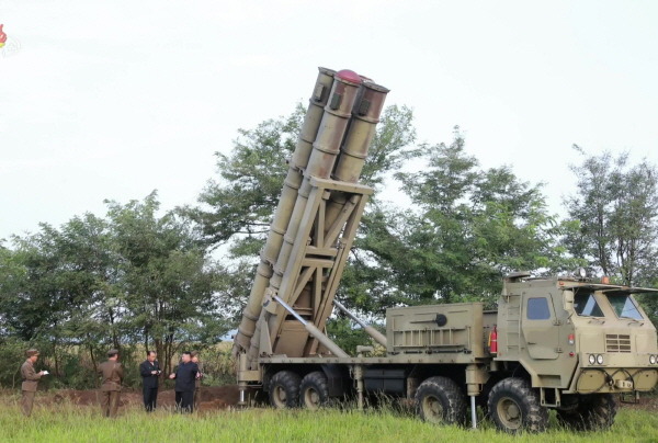 북한 노동당 기관지 노동신문은 29일 김정은 북한 국무위원장이 전날 초대형 방사포 발사체 2발 발사 시험을 참관하며 "대만족을 표시하시였다"고 밝혔다. 지난 9월 10일 초대형방사포시험사격 현지지도 중인 김 위원장. /뉴시스=조선중앙TV 갈무리
