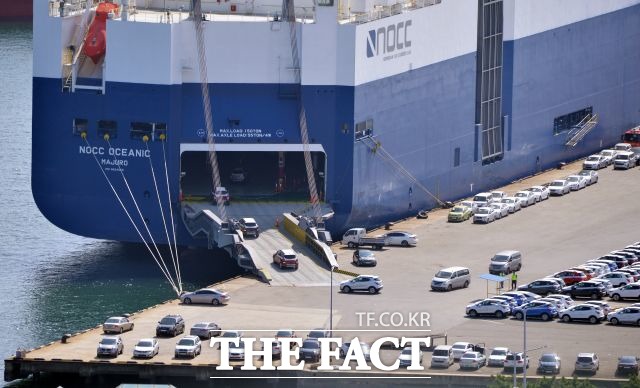 한국은행이 3일 발표한 '3분기 국민소득' 잠정 통계 자료에 따르면 올해 3분기 GDP물가상승률이 지난 1999년 외환위기 이후 가장 낮은 -1.6%를 기록했다. /더팩트 DB