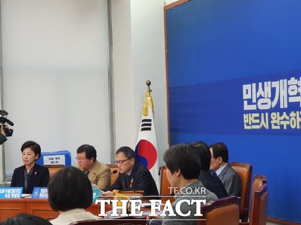 더불어민주당은 4일 최고위원회의에서 최근 검찰의 청와대 특별감찰반 의혹 수사와 관련해 "선택적 수사"라고 규정하고, 한국당 의원 대상 수사 부실을 주장하며 "직무유기를 가만 두지 않겠다"고 밝혔다. /국회=박숙현 기자