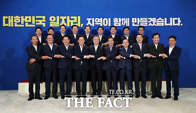 송철호(아랫줄 왼쪽에서 두번째) 울산시장은 이날 여러 방송 프로그램에 출연해 자신을 둘러싼 2018년 지방선거 개입 의혹을 전면 부인했다. 지난해 8월 30일 청와대에서 열린 '제1차 민선7기 시도지사 간담회'에서 문재인 대통령과 송철호 울산시장. /더팩트 DB