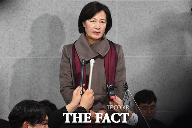 정치권은 추 의원 지명을 놓고 엇갈린 반응을 드러내고 있다. 법무부 장관으로 내정된 추 의원이 5일 오후 서울 여의도 국회 의원회관에서 장관 지명과 관련해 소감을 밝히고 있다. /국회=남윤호 기자