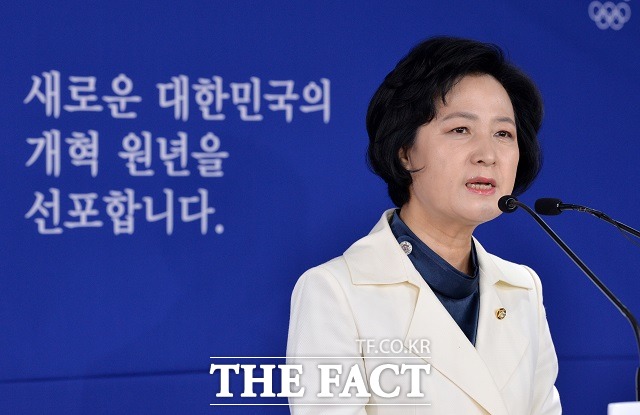 청와대는 5일 "그동안 추 내정자가 보여준 강한 소신과 개혁성은 국민 희망인 사법 개혁을 완수하고 공정과 정의의 법치국가 확립에 크게 기여할 것으로 기대한다"고 말했다. /더팩트 DB