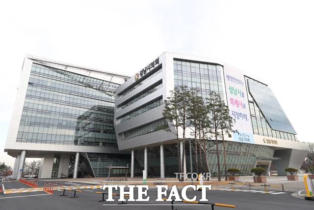 내연녀를 폭행했다는 의혹을 받는 더불어민주당 소속 A 성남시의원이 탈당계를 내고 의원직에서 물러났다. 사진은 성남시의회 청사 전경/성남시의회