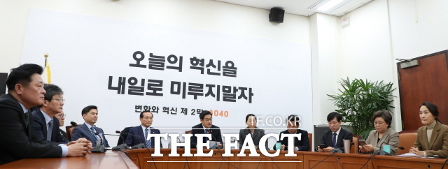 5일 오전 열린 변혁 전체회의에서 탈당절차와 관련해 오신환 원내대표는 "발기인대회에선 당적이 무관하다"고 설명했다. /뉴시스