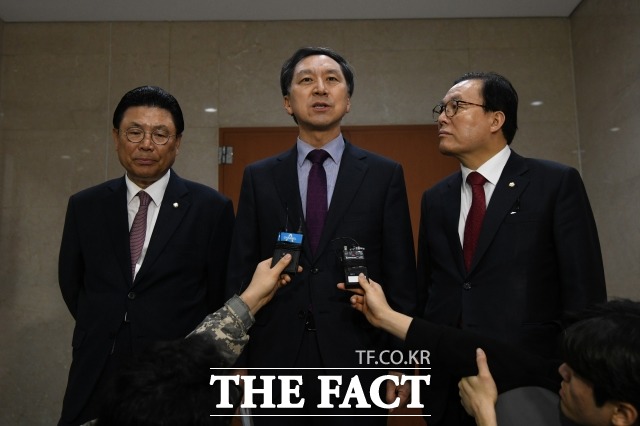 김기현 전 울산시장(가운데)이 지난 3월 19일 서울 여의도 국회에서 지난해 6·13 지방선거 당시 이뤄진 측근비리 수사 무혐의 처분에 대한 기자회견을 갖고 있다. /남윤호 기자