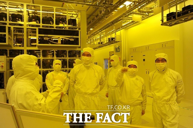 삼성전자가 대내외 불확실성에 발목이 잡힌 사이 반도체 분야에서 삼성과 직접 경쟁을 벌이고 있는 글로벌 경쟁사들의 공세 역시 갈수록 거세지고 있다. 지난 8월 천안 사업장 내 반도체 패키징 라인을 둘러보고 있는 이재용 부회장의 모습 /삼성전자 제공