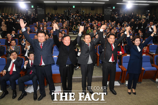신임 원내대표로 선출된 심재철 자유한국당 의원과 황교안 대표 등이 9일 오전 서울 여의도 국회에서 열린 원내대표 선출 의원총회에서 세리머니를 하고 있다. 왼쪽부터 정용기 전 정책위의장과 김재원 신임 정책위의장, 황교안 대표, 심재철 신임 원내대표와 나경원 전 원내대표. /남윤호 기자