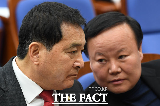 한국당 심재철 원내대표와 김재원 정책위의장이 9일 오후 국회에서 열린 의원총회에 참석해 대화를 나누고 있다. /남윤호 기자