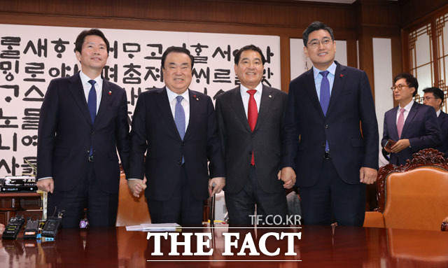 (왼쪽부터) 이인영 더불어민주당 원내대표, 문희상 국회의장, 심재철 신임 한국당 원내대표, 오신환 바른미래당 원내대표가 9일 오후 서울 여의도 국회에서 열린 국회의장 주재 여야 3당 교섭단체 원내대표 회동에서 기념촬영을 하고 있다. /남윤호 기자