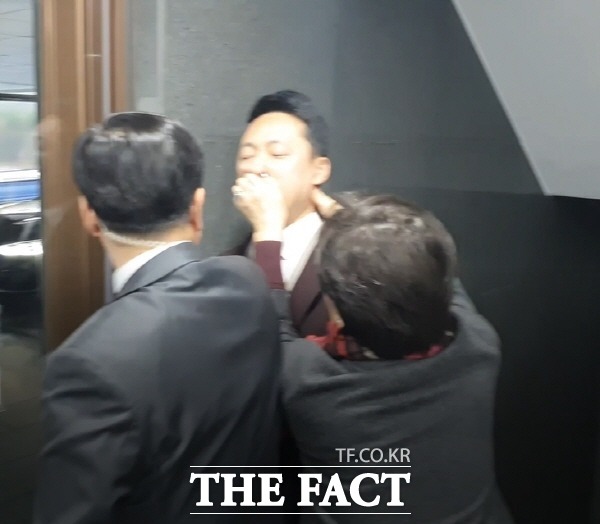 임한솔 정의당 부대표는 전 씨를 향해 '12·12 당일인 만큼 오늘은 자숙하는 것이 바람직하지 않느냐'고 물었으나 동석자가 임 부대표의 입을 틀어막았다. /정의당 제공