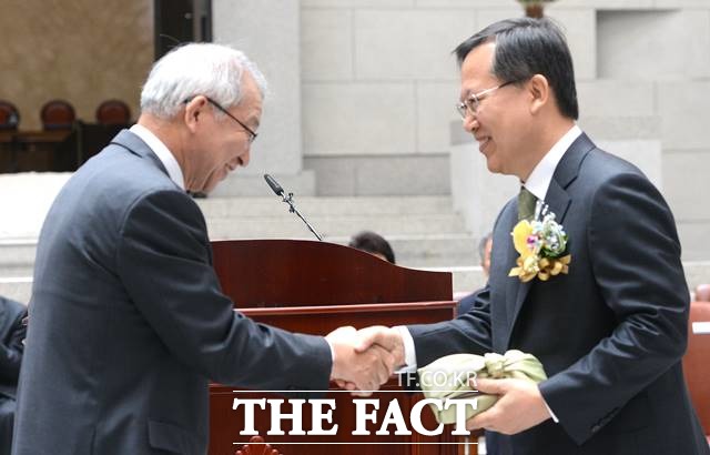 박병대 대법관이 2017년 6월1일 오전 서울 서초구 대법원에서 열린 퇴임식에서 양승태 대법원장으로부터 기념품을 전달받은 후 악수하고 있다. /뉴시스