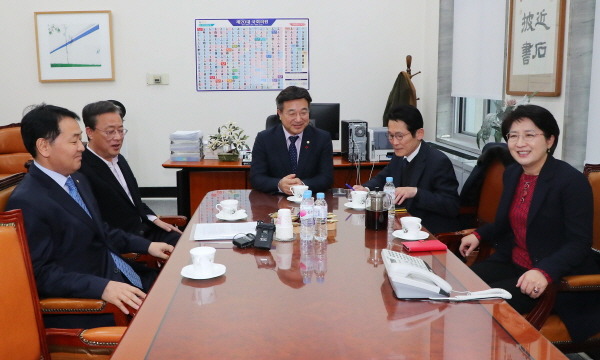 '4+1'선거법 협의체는 이날 여의도 모처에서 비공개로 회동을 갖고 선거법 합의안을 조율했다. 지난 9일 여야 4+1선거법 협의체 회의에 참석한 김관영(왼쪽 부터) 바른미래당 의원, 유성엽 대안신당 창당준비위원장, 윤호중 더불어민주당 사무총장, 윤소하 정의당 원내대표, 박주현 민주평화당 의원. /뉴시스