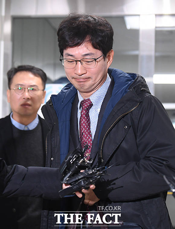 맞고소를 위해 강남경찰서를 찾은 김건모의 소속사 건음기획 손종민 대표(왼쪽)와 법무법인 서평 고은석 변호사