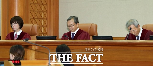 유남석 헌법재판소장과 재판관들이 12일 오후 서울 종로구 헌법재판소 대심판정에서 재미교포 2세 A씨가 국적법 12조 2항 등에 관해 청구한 헌법소원심판 사건 공개변론을 진행을 위해 자리하고 있다. /뉴시스