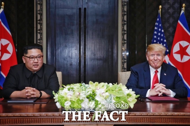최근 북한과 미국이 서로 으름장을 놓으면서 북미 간 갈등이 깊어지고 있다. 지난해 6월 싱가포르 북미 정상회담 당시 김정은 북한 국무위원장(왼쪽)과 도널드 트럼프 미국 대통령. /싱가포르 통신정보부