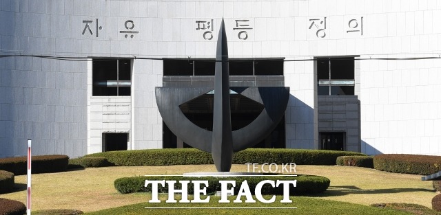 지난 2005년 김영란 당시 대법관은 유흥업소 여성에 대한 성범죄를 유죄로 확정 판결했다. 사진은 서울 서초구 대법원. /남용희 기자