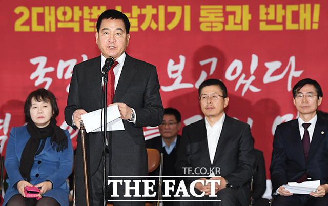 자유한국당 최고위원회의가 16일 오전 서울 여의도 국회 로텐더홀 앞에서 진행된 가운데 심재철 원내대표가 모두발언을 하고 있다. / 국회=배정한 기자
